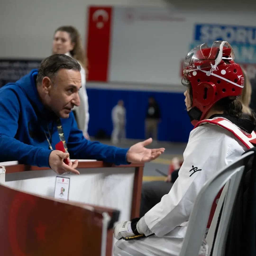 Ender Demirkaya'nın müsabaka sırasında genç sporcuya taktik verdiği an